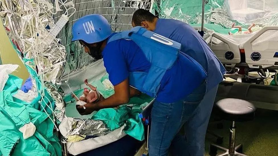 Zdravotníci evakuovali předčasně narozené děti z nemocnice Šifá